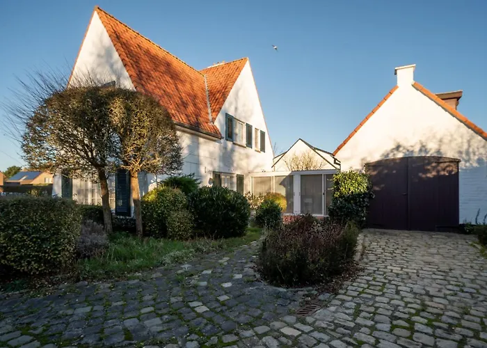 别墅 Hamarrbo With Garden And Parking By Interhome